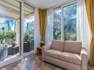 un soggiorno con divano e ampie finestre di Holiday Home Di Toscana Holidays by Interhome a Collemezzano