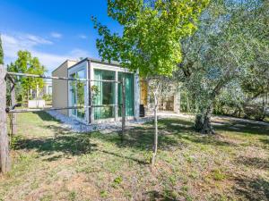 CollemezzanoにあるHoliday Home Di Toscana Holidays by Interhomeの庭の木のある家