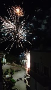 ein Feuerwerk auf einem Parkplatz nachts in der Unterkunft DIMORA STORICA ALLA ROTONDA in Mottola