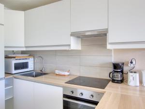 ラ・マドラグにあるApartment La Madrague d'Azur-9 by Interhomeの白いキャビネットと電子レンジを備えたキッチン +16枚の写真