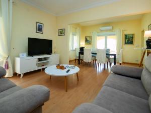 Televízia a/alebo spoločenská miestnosť v ubytovaní Holiday Home Pedro by Interhome