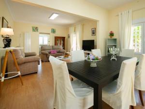 Televízia a/alebo spoločenská miestnosť v ubytovaní Holiday Home Pedro by Interhome