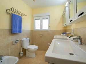 Kúpeľňa v ubytovaní Holiday Home Pedro by Interhome