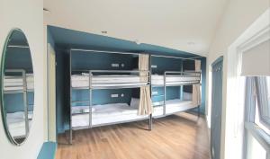 een kamer met 3 stapelbedden in een kamer bij Heyday Hostel Ballina in Ballina