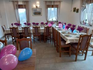 Habitación con una mesa larga con globos rosa y azul en Turistično - Izletniška kmetija Žerjav, en Brežice