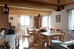cocina y comedor con mesa y sillas en Ferienhaus "Am Bodeweg 1" en Schierke