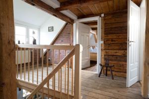 una escalera en una casa con paredes y techos de madera en Ferienhaus "Am Bodeweg 1" en Schierke