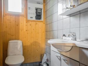 ein Badezimmer mit Toilette und Waschbecken in der Unterkunft Holiday Home Otsola by Interhome in Lahdenkylä + 14 Fotos