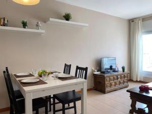 comedor con mesa, sillas y TV en Apartment Roger de Flor by Interhome, en Llançà