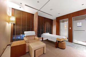 Habitación hospital con cama y sofá en Windsor Hotel Taichung, en Taichung