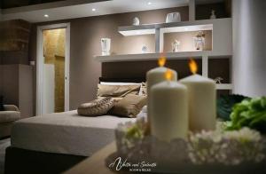 - une chambre dotée d'un lit avec deux bougies dans l'établissement AvVolta nel Salento - Room & Relax, à Torchiarolo