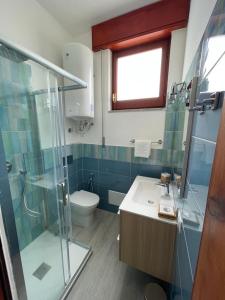Un baño con ducha, lavabo e inodoro. en Sul lungo mare posizione unica, en San Vito lo Capo 48 fotos más