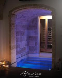 - un bain à remous avec éclairage bleu dans la chambre dans l'établissement AvVolta nel Salento - Room & Relax, à Torchiarolo