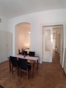 una habitación con mesa y sillas y un dormitorio en Citypark Classic Downtown Apartment, en Budapest