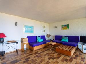 La FavièreにあるHoliday Home Village Les Fourches by Interhomeのリビングルーム(青いソファ、テレビ付)