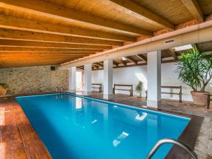 una piscina cubierta con techo de madera en Holiday Home Grotte Rosse by Interhome, en Cinigiano