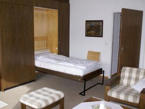 パルパンにあるApartment Triangel A Mohr by Interhomeのベッド、ソファ、椅子が備わる客室です。