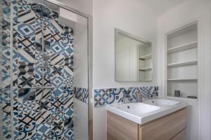 a bathroom with a sink and a mirror at Détente au calme et près de la plage in Saint-Gildas-de-Rhuys +18 photos