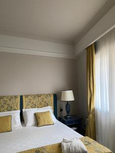 ヴィッラ・サン・ジョヴァンニにあるAltafiumara Resort & Spaのベッドルーム(大型ベッド1台、窓付)