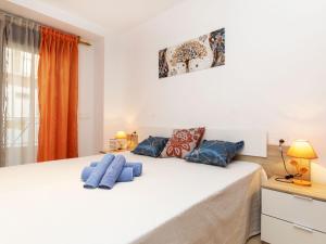 リョレート・デ・マルにあるApartment Orange by Interhomeのベッドルーム1室(白いベッド1台、青い枕付)