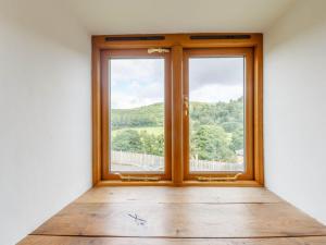 LlandderfelにあるHoliday Home Glanrafon by Interhomeの窓付きのウッドフロアの客室です。
