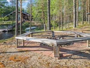 ein Picknicktisch mit Steinen darauf neben einem See in der Unterkunft Holiday Home Papulantupa by Interhome in Kulho