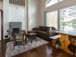 ein Wohnzimmer mit Sofa und Tisch in der Unterkunft Holiday Home Papulantupa by Interhome in Kulho