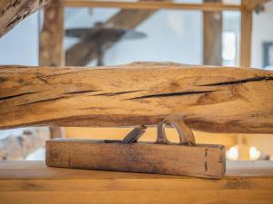 LlandderfelにあるHoliday Home Lyle by Interhomeの木製のベンチ