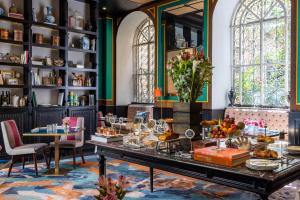 una colazione a buffet in una sala con tavolo e cibo di Hotel Vilòn - Small Luxury Hotels of the World a Roma