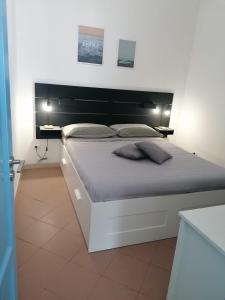 ヴルカーノにあるCasa Gambale al Portoのベッドルーム1室(大型ベッド1台、枕2つ付)