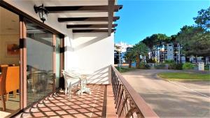 einen Balkon mit einem Tisch und Straßenblick in der Unterkunft Apartamentos Pinheiro Sol na Praia da Falésia in Albufeira