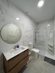Un baño con lavabo, ducha e inodoro. en Málaga centro estudio precioso 4, en Málaga