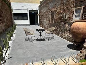 een patio met stoelen en een tafel en een gebouw bij Málaga centro estudio precioso 4 in Málaga
