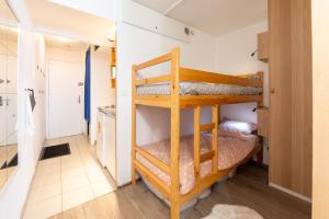 ein Schlafzimmer mit zwei Etagenbetten in einem Zimmer in der Unterkunft SweetLoc - Appt au pied des Pistes au Corbier in Villarembert