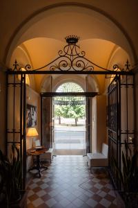 een toegangsweg met een boog met een tafel en stoelen bij Hotel Caravaggio in Florence