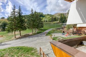 eine Draufsicht auf eine Straße mit einem Spielplatz in der Unterkunft SweetLoc - Appt au pied des Pistes au Corbier in Villarembert