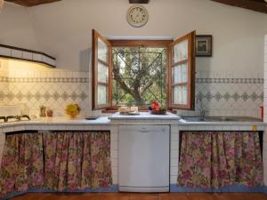 eine Küche mit einem Waschbecken und einem Fenster in der Unterkunft Villa Bouganville by Interhome in Bibbona