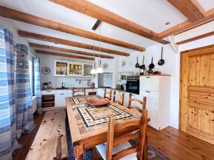eine Küche mit einem Holztisch und Holzstühlen in der Unterkunft Ferienwohnung Kleine Flucht in Putbus