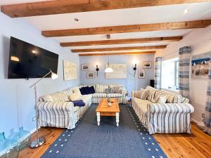 ein Wohnzimmer mit 2 Sofas und einem Couchtisch in der Unterkunft Ferienwohnung Kleine Flucht in Putbus