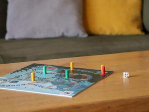 切希爾雷斯的住宿－Apartment Chantebrise A1 by Interhome，木桌边的木板游戏,放着蜡烛