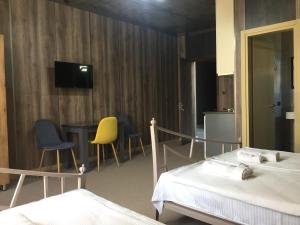 een kamer met 2 bedden en een tafel en stoelen bij Nona's House and Aparts in Kobuleti