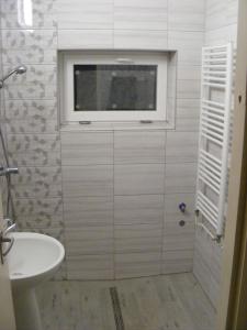 La salle de bains est pourvue d'un lavabo et d'une fenêtre. dans l'établissement Prima Pihenő, à Miskolctapolca