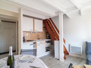 una cocina con armarios blancos y una escalera en una habitación en Apartment Les Argentines by Interhome, en Saint-Palais-sur-Mer 13 fotos más