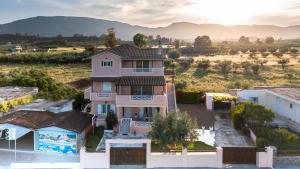 een huis met uitzicht op de bergen bij Mataragkas Villa - 1km from Laganas Center, by ZanteWize in Laganas