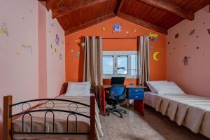 een slaapkamer met twee bedden en een bureau erin bij Mataragkas Villa - 1km from Laganas Center, by ZanteWize in Laganas