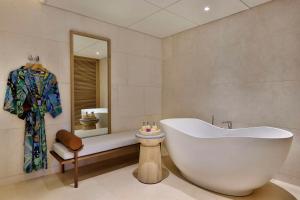 Koupelna v ubytování Mango House Seychelles, LXR Hotels & Resorts