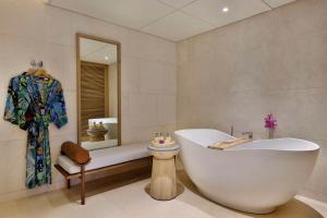 Koupelna v ubytování Mango House Seychelles, LXR Hotels & Resorts