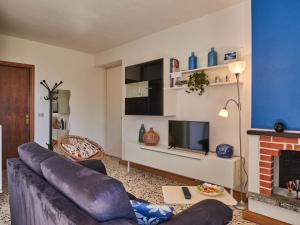 Et tv og/eller underholdning på Holiday Home Cottage al Lago-3 by Interhome