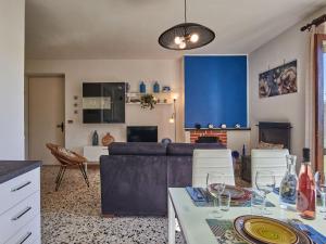 Et tv og/eller underholdning på Holiday Home Cottage al Lago-3 by Interhome + 46 billeder