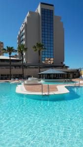 una gran piscina frente a un gran edificio en 4Us LA MANGA VIP HOTEL en La Manga del Mar Menor